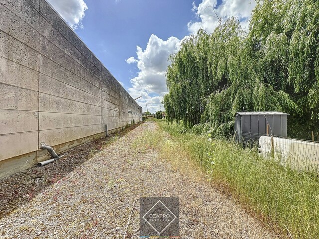 Instapklaar BEDRIJFSGEBOUW bestaande uit geïsoleerde MAGAZIJNEN met laadkade (ca. 2.539m²), KANTOREN (ca. 344 m²) én alleenstaande WONING. Op bedrijvenzone "Hoge Barriere" te Roeselare. 16