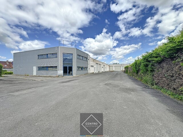 Instapklaar BEDRIJFSGEBOUW bestaande uit geïsoleerde MAGAZIJNEN met laadkade (ca. 2.539m²), KANTOREN (ca. 344 m²) én alleenstaande WONING. Op bedrijvenzone "Hoge Barriere" te Roeselare. 2