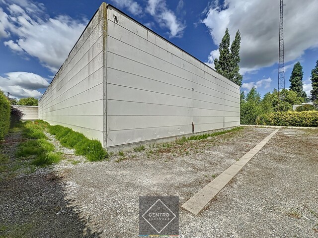 Instapklaar BEDRIJFSGEBOUW bestaande uit geïsoleerde MAGAZIJNEN met laadkade (ca. 2.539m²), KANTOREN (ca. 344 m²) én alleenstaande WONING. Op bedrijvenzone "Hoge Barriere" te Roeselare. 6