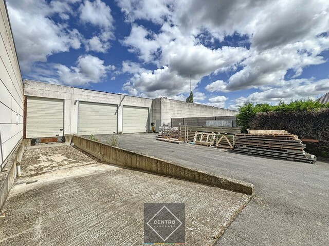 Instapklaar BEDRIJFSGEBOUW bestaande uit geïsoleerde MAGAZIJNEN met laadkade (ca. 2.539m²), KANTOREN (ca. 344 m²) én alleenstaande WONING. Op bedrijvenzone "Hoge Barriere" te Roeselare. 4