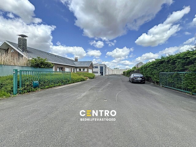 Instapklaar BEDRIJFSGEBOUW bestaande uit geïsoleerde MAGAZIJNEN met laadkade (ca. 2.539m²), KANTOREN (ca. 344 m²) én alleenstaande WONING. Op bedrijvenzone "Hoge Barriere" te Roeselare. 1