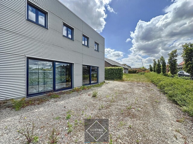 Instapklaar BEDRIJFSGEBOUW bestaande uit geïsoleerde MAGAZIJNEN met laadkade (ca. 2.539m²), KANTOREN (ca. 344 m²) én alleenstaande WONING. Op bedrijvenzone "Hoge Barriere" te Roeselare. 17