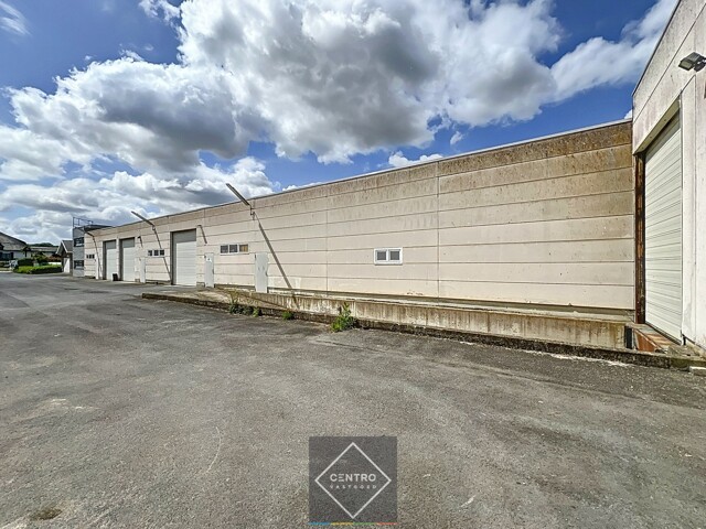 Instapklaar BEDRIJFSGEBOUW bestaande uit geïsoleerde MAGAZIJNEN met laadkade (ca. 2.539m²), KANTOREN (ca. 344 m²) én alleenstaande WONING. Op bedrijvenzone "Hoge Barriere" te Roeselare. 11