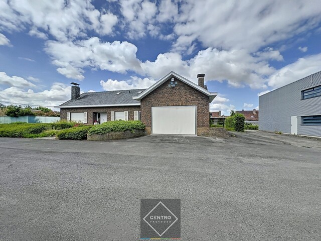 Instapklaar BEDRIJFSGEBOUW bestaande uit geïsoleerde MAGAZIJNEN met laadkade (ca. 2.539m²), KANTOREN (ca. 344 m²) én alleenstaande WONING. Op bedrijvenzone "Hoge Barriere" te Roeselare. 19