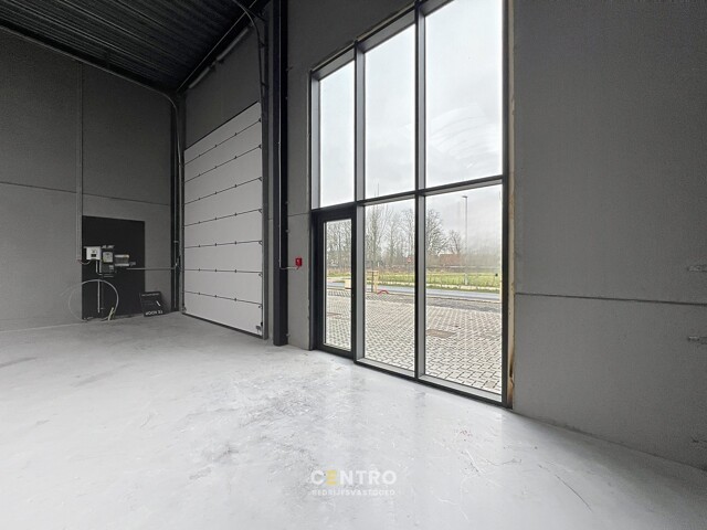 NB-magazijn van ± 275 m² (incl. 2 parkeerplaatsen!) en moderne glaspartij in driehoek TIELT-DEINZE-WAREGEM ! 3